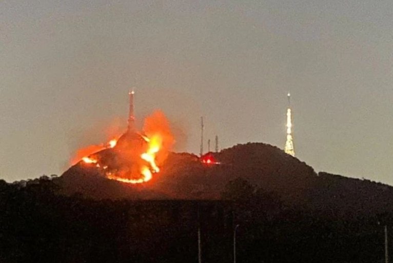 Incêndio no Pico do Jaraguá: Bombeiros e brigadistas controlam as chamas