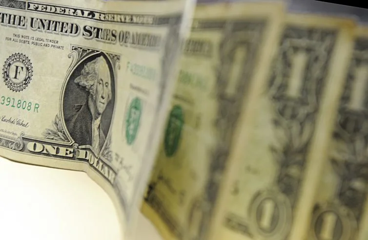 Após chegar a R$ 5,53 pela manhã, Dólar fecha a R$ 5,40