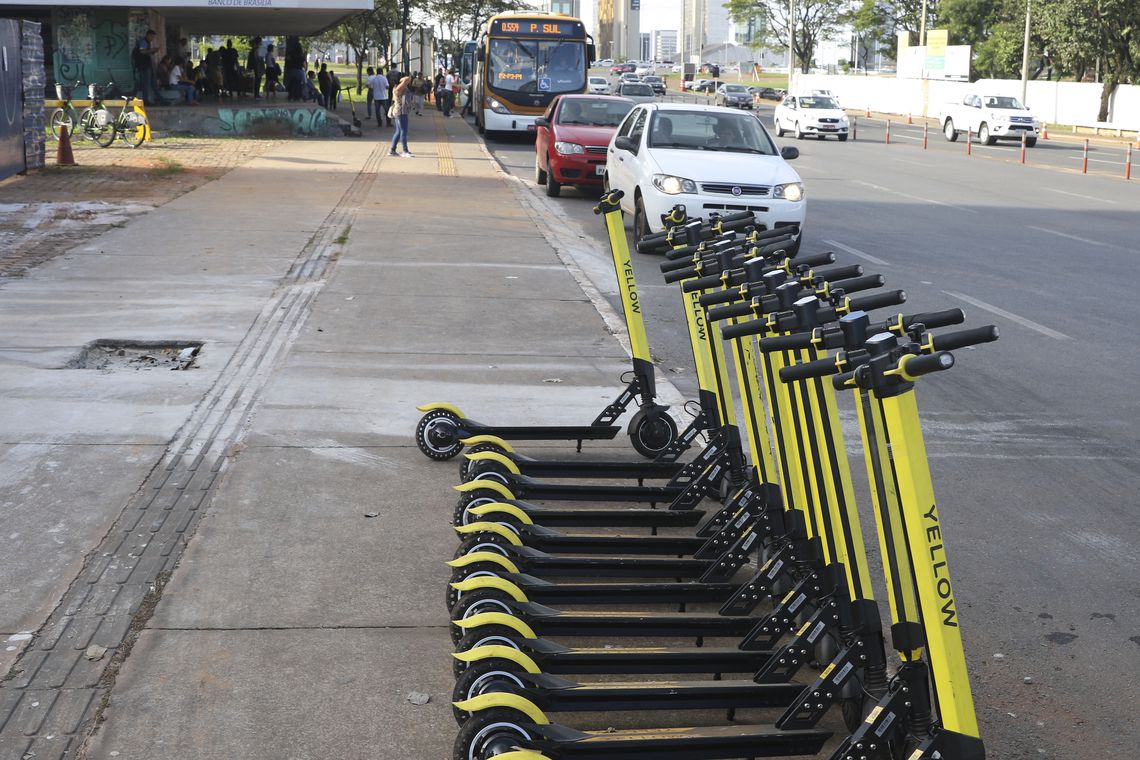 Sem regras, patinetes elétricos viram febre nas cidades