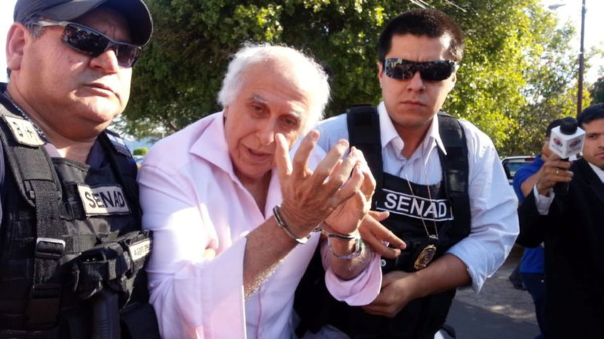 Roger Abdelmassih algemado sendo levado por policial
