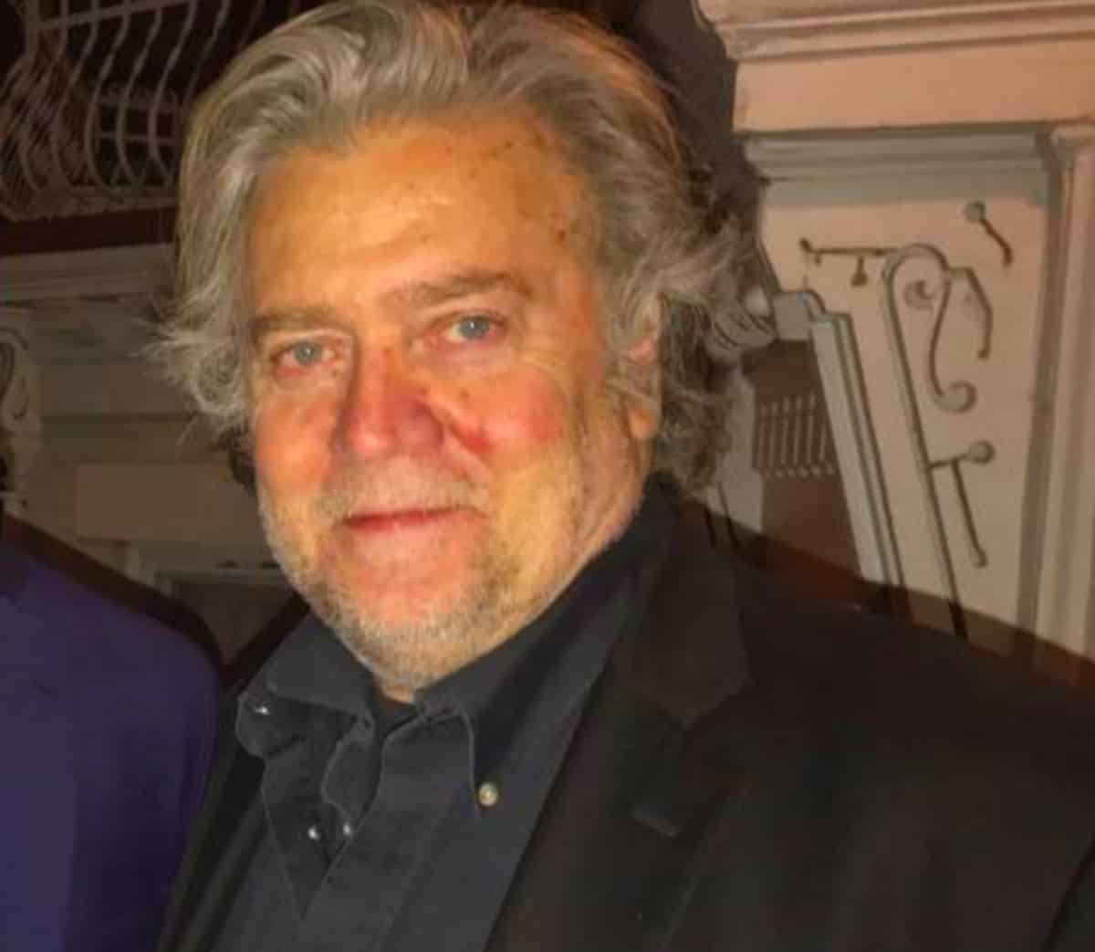 Steve Bannon posa para foto