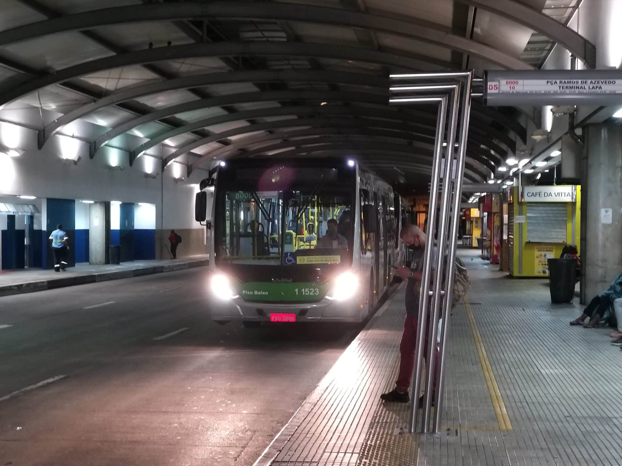 Motoristas e cobradores de ônibus entram greve para quarta-feira (3)