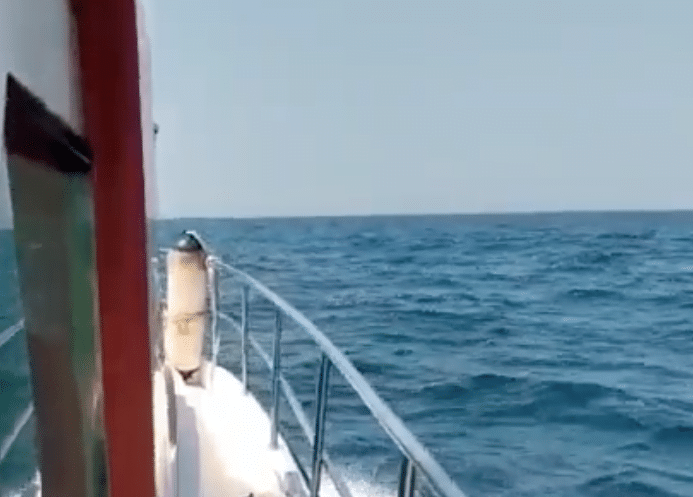 Parte do barco usado para buscas ao avião com o mar ao fundo.