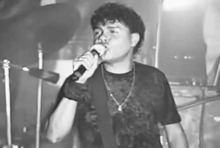 Cantor Sidney Chucu durante apresentação