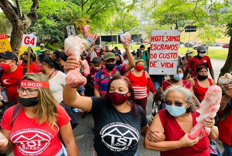 Manifestantes protestam com cartazes nas mãos