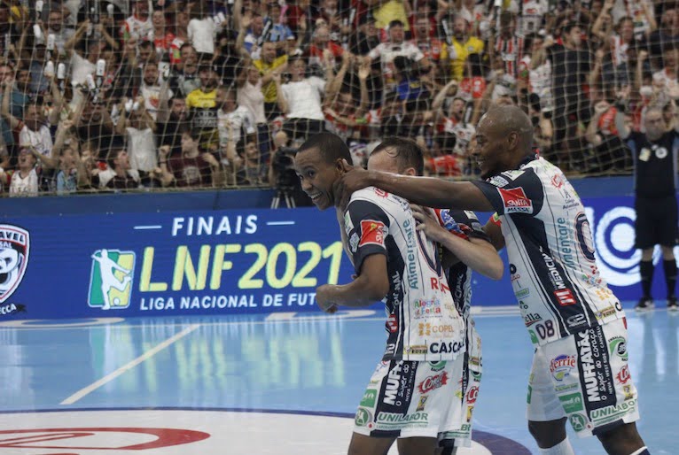 Jogadores do Cascavel comemoram diante da torcida, que aparece ao fundo da quadra