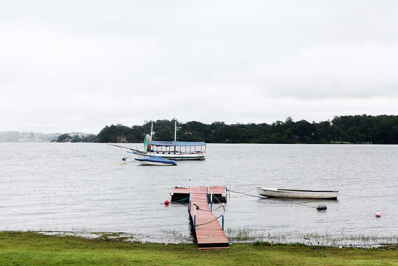 Barcos às margens da represa guarapiranga, em São Paulo