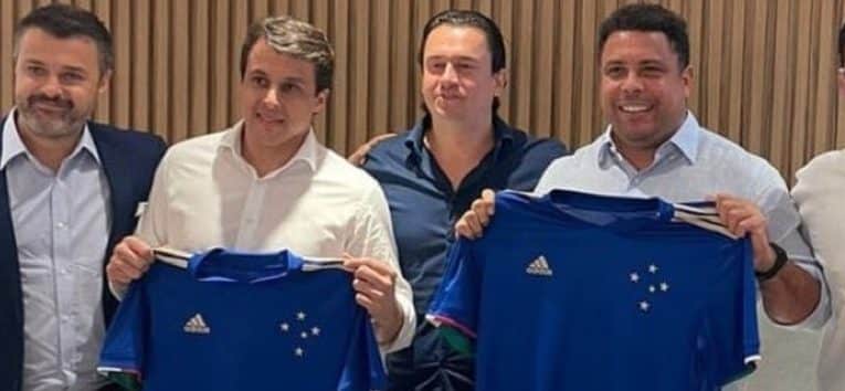 Ronaldo segura camisa do Cruzeiro ao lado de outros dirigentes