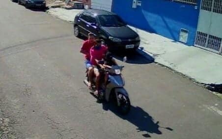 Criança com capuz aparece na moto, em iimagem de circuito interno, junto com dois assaltantes que estão sem capacete