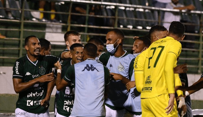 Jogadores reunidos na beira do campo