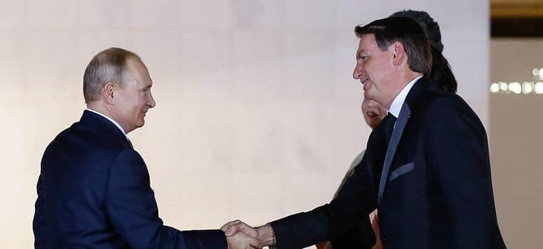 Em foto de arquivo, Jair Bolsonaro aparece dando a mão para o Vladimir Putin.