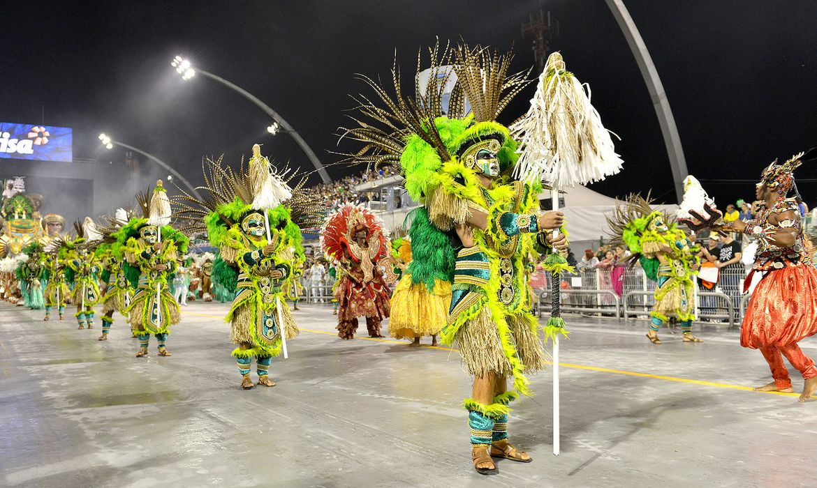 Integrantes de escola de samba durante desfile no sambódromo.