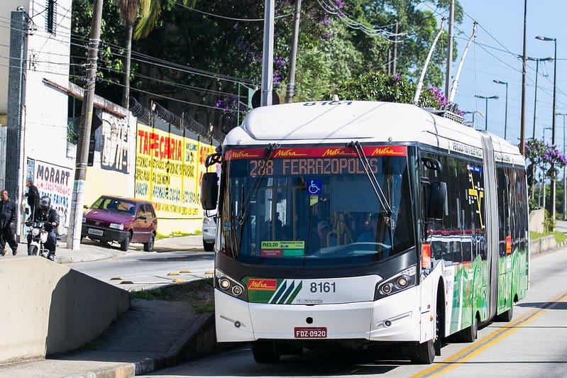 ônibus transita por corredor em avenida de Diadema. No letreiro digital na parte da frente é possível ler "Ferrazopolis", um dos bairros da cidade.