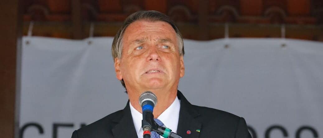 Jair Bolsonaro discursa diante do microfone.