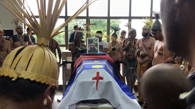 Caixão com foto de Bruno é velado enquanto indígenas formam círculo ao redor