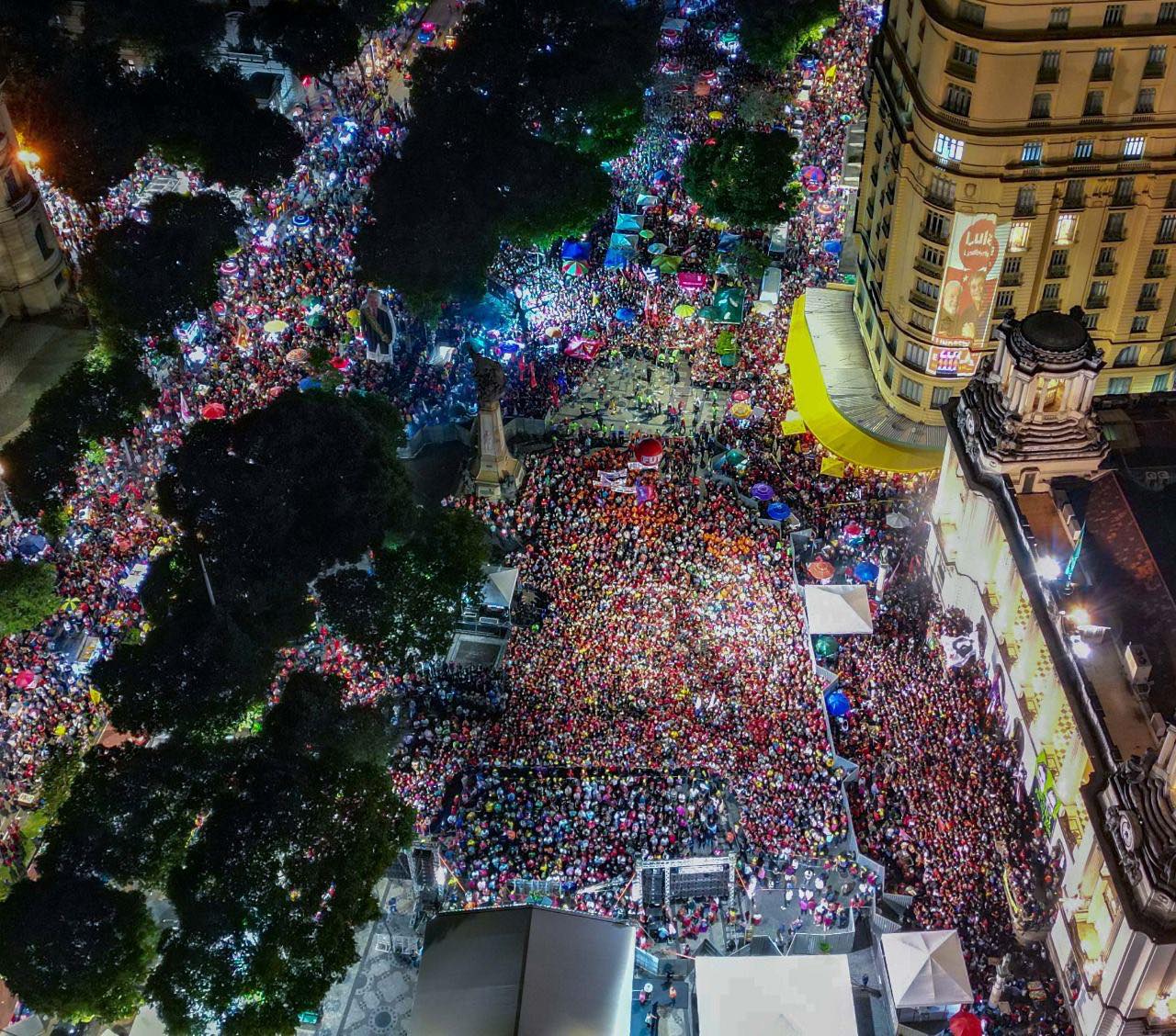Praça tomada por apoadores de Lula, no Rio de Janeiro. Imagem vista do alto.