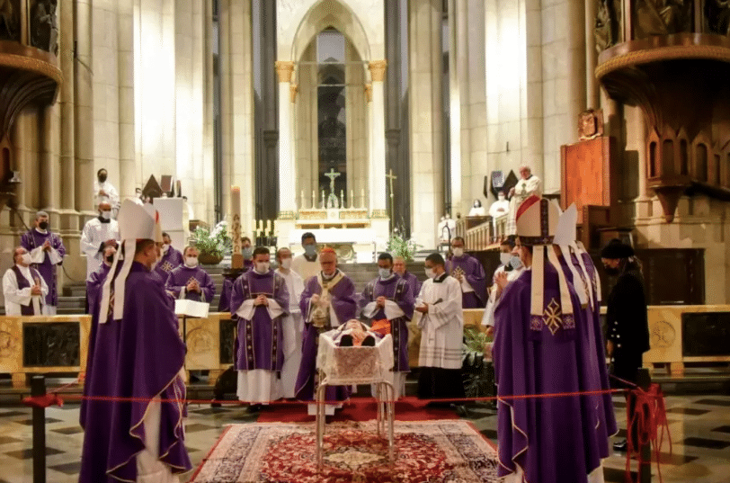 Celebração realizada por religiosos ao redor do corpo.