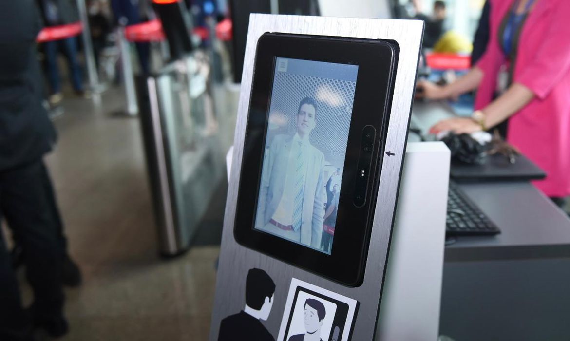 Embarque 100% digital em Congonhas mostra tela com reconhecimento facial.
