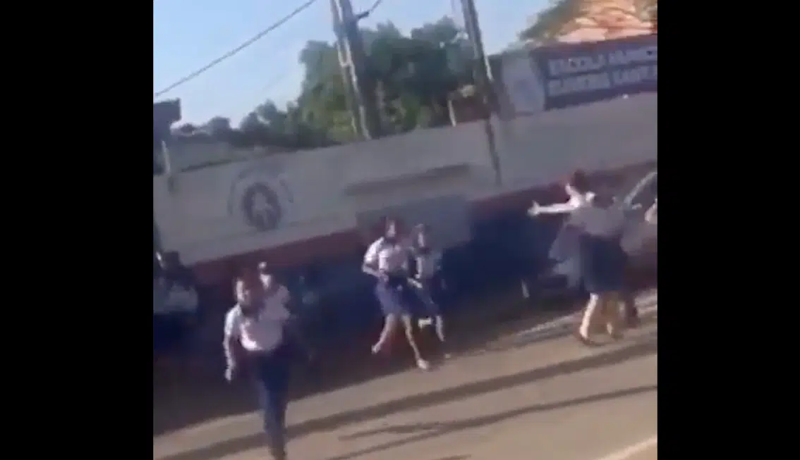 Trecho de vídeo mostra alunos saindo correndo de escola e atravessando rua.