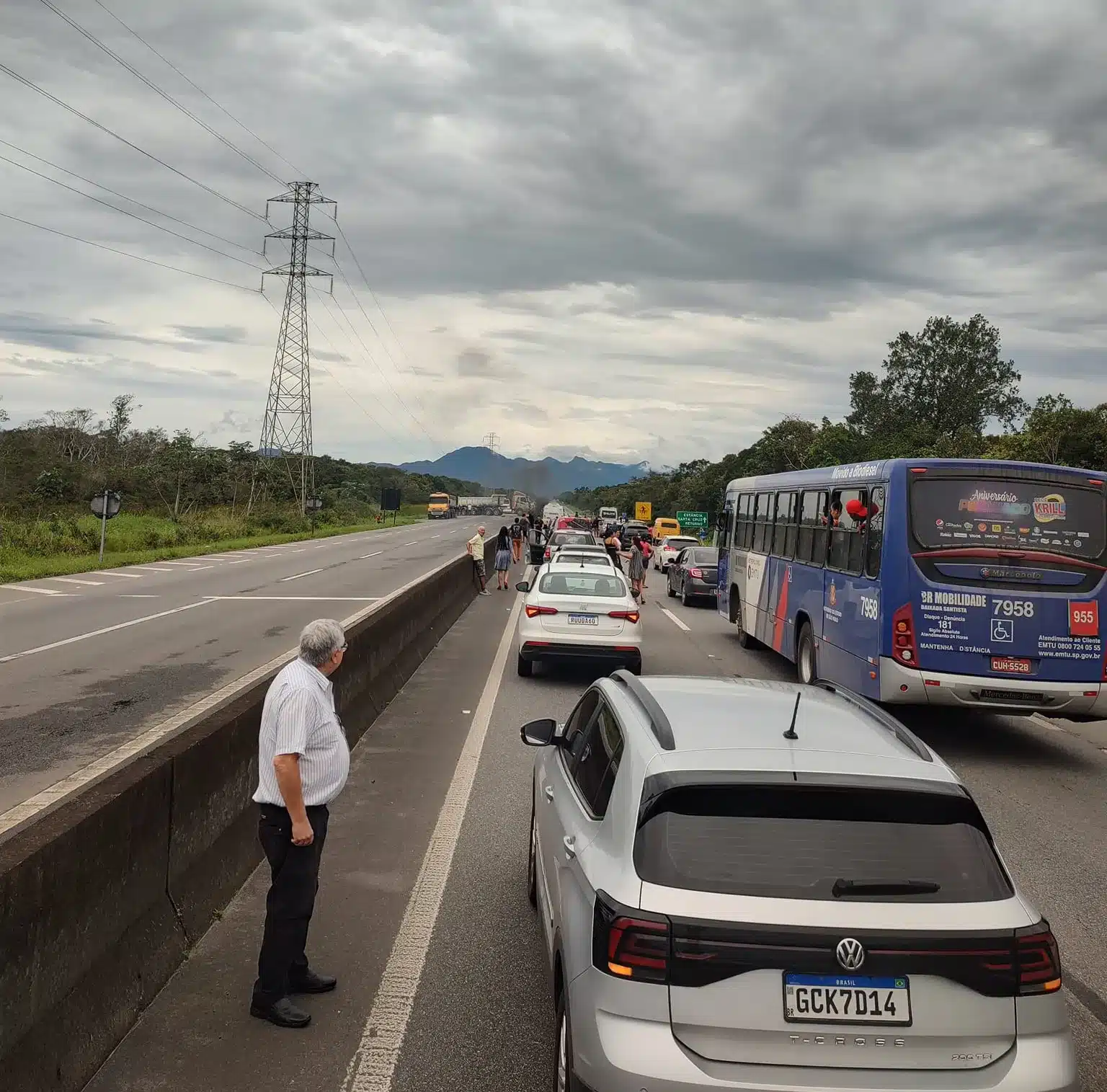 Rodovia do litoral de SP é bloqueada por caminhoneiros em razão do resultado das eleições