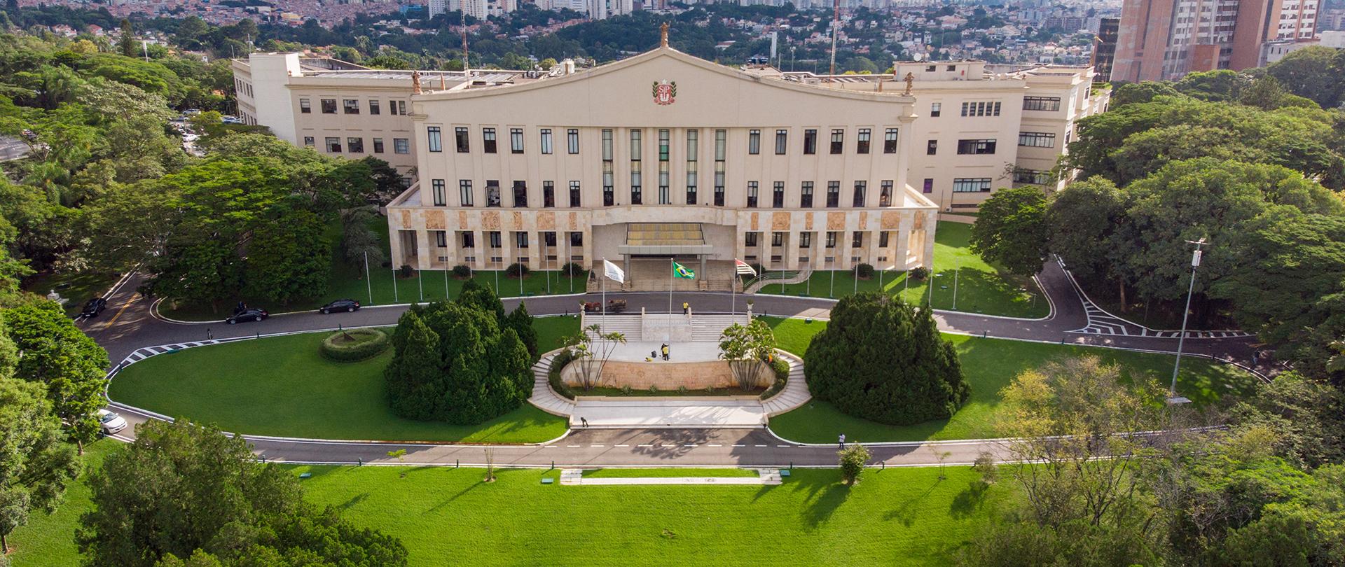 Imagem aérea mostra o prédio do palácio dos bandeirantes, sede do governo paulista. Imóvel tem vários andares e fica localizado no meio de um terreno com muitas árvores e gramado.