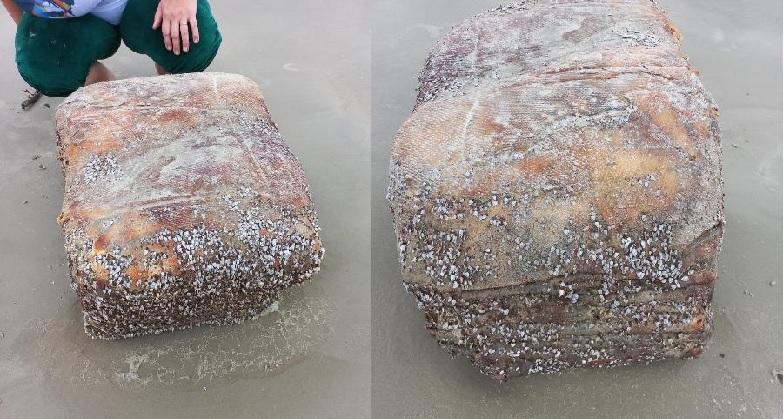 Montagem coloca duas fotos lado a lado. Nas duas é possível ver fardos que surgiram na praia. São uma espécie de pacote, com cerca de 40 cm de altura e 50 de largura, com algas presas.