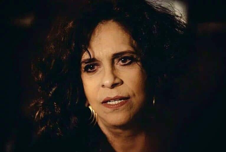 Gal costa, mulher de pele morena, cabelos cacheados.