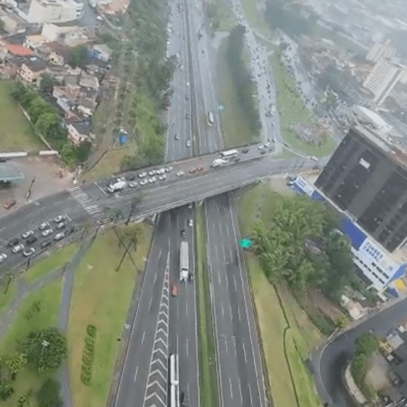 Imagem aérea mostra rodovia castello branco com o trânsito liberado.