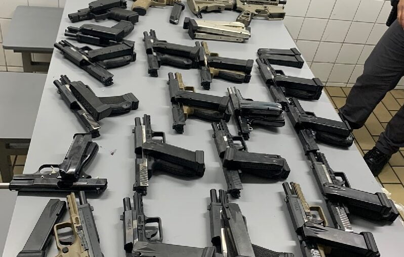 Polícia Militar prende duas mulheres com mais de 20 armas de fogo em SP