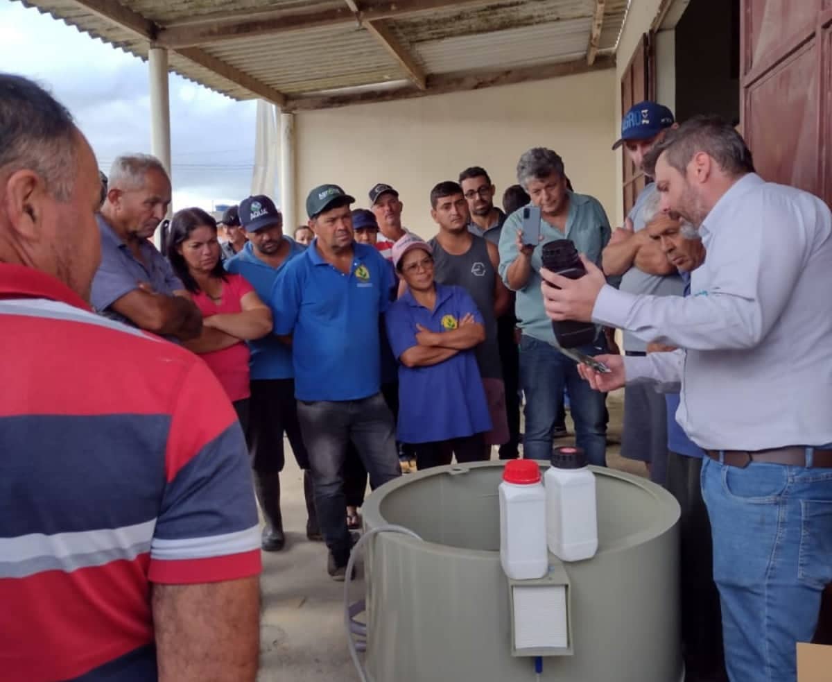 Agricultores observam apresentação do reator usado para produzir insumos biolóficos