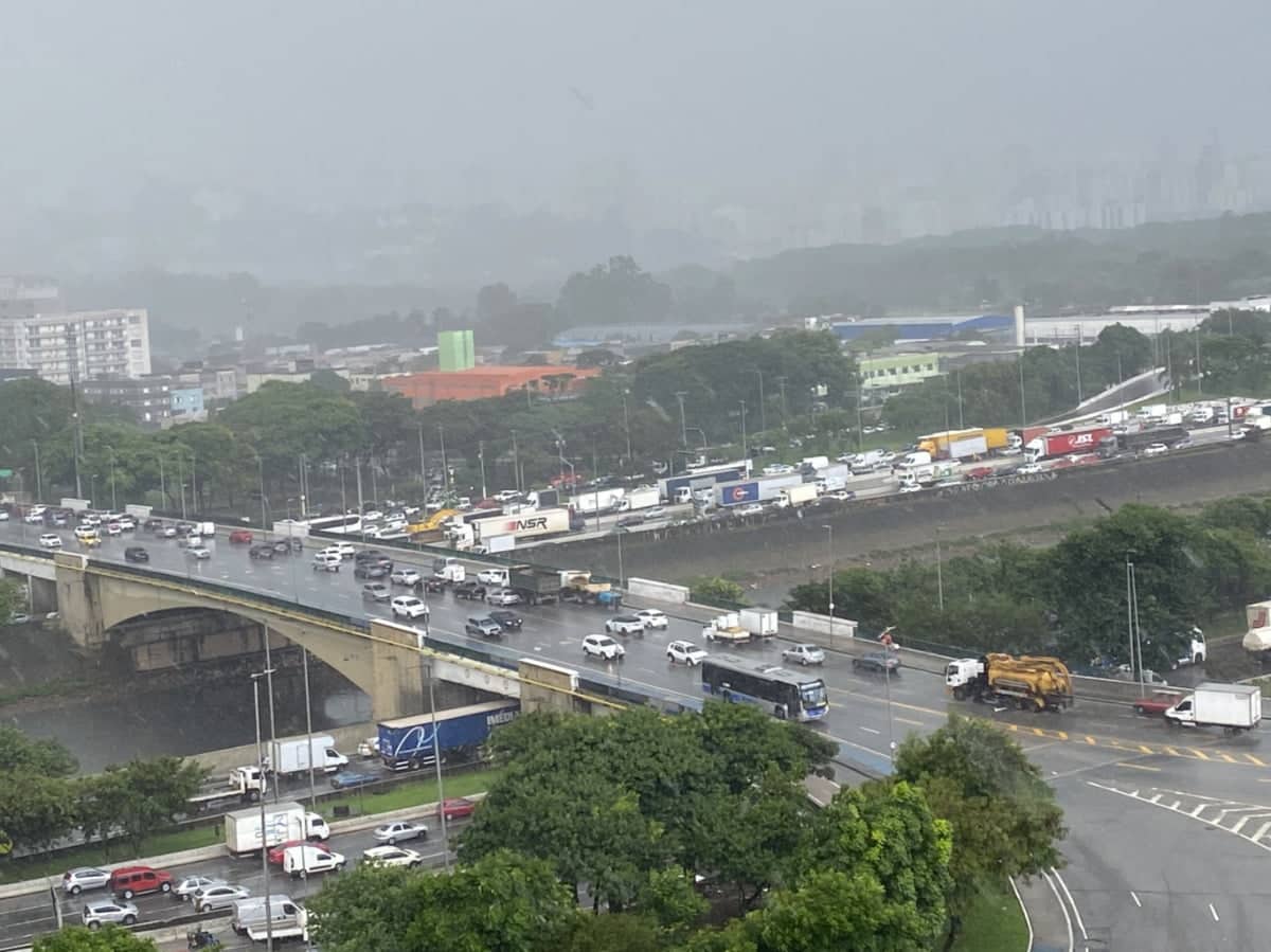 Imagem aérea mostra transito congestionado na marginal tiete nos dois sentidos. Foto mostra ponte da casa verde com carros passando em cima e as marginais embaixo, além do rio tietê dividindo os dois sentidos.