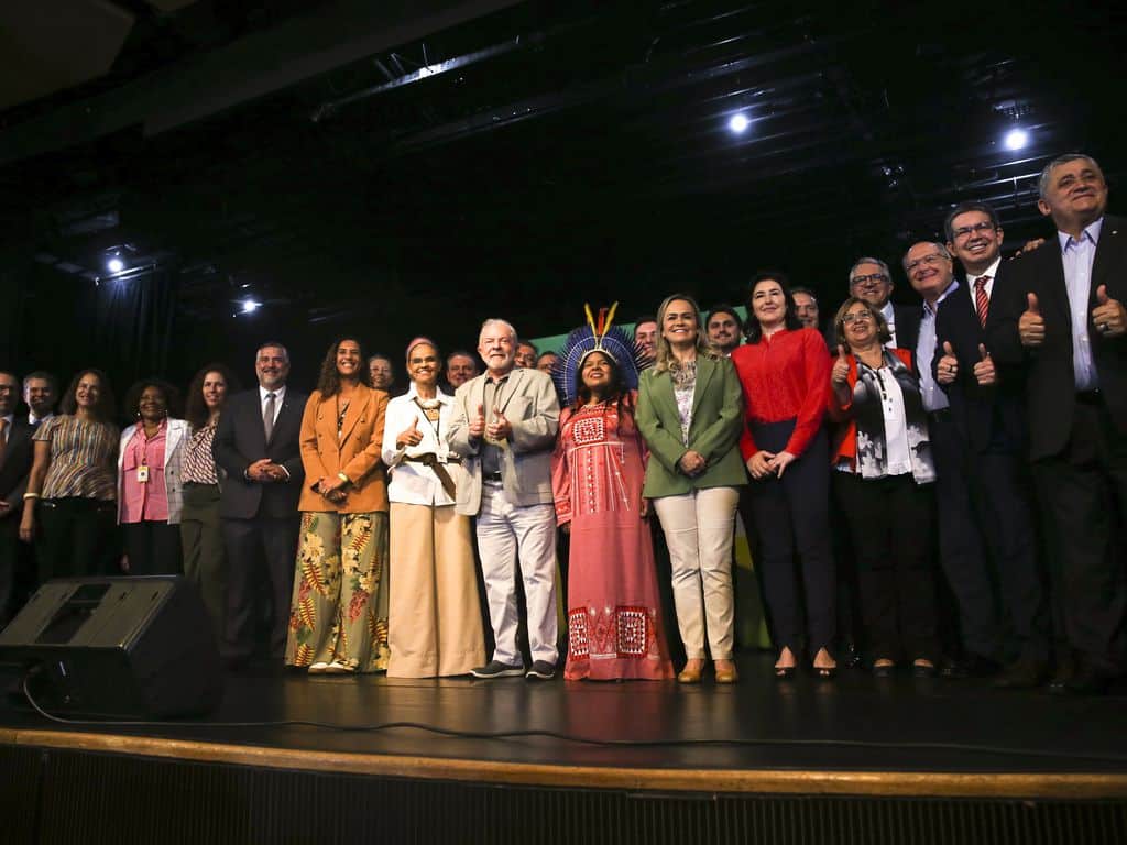 Lula rodeado de ministros sobre um palco no CCBB.