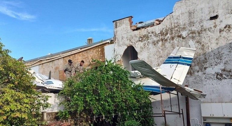 Avião cai sobre casas em Goiânia e deixa pelo menos seis pessoas feridas