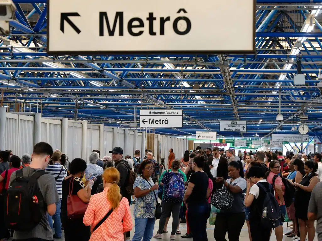 Metrô de São Paulo opera 24 horas no fim de semana e reforça atendimento para jogo do Brasil
