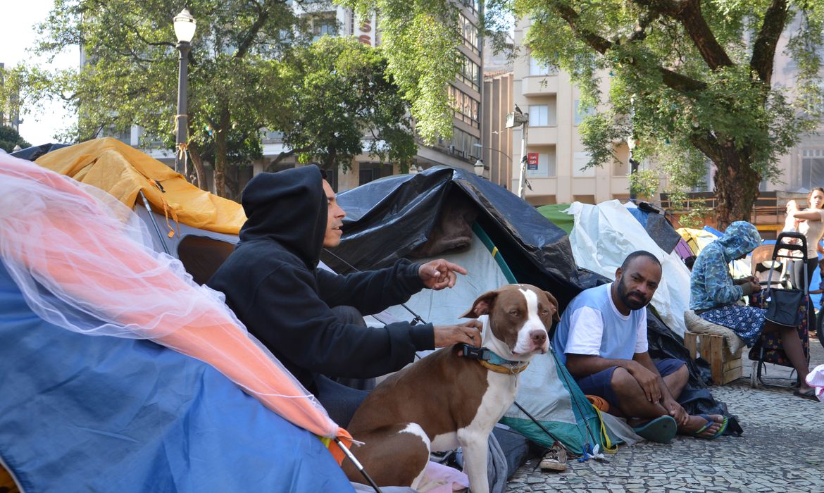 Retirada de barracas será feita de forma humanizada, diz prefeito