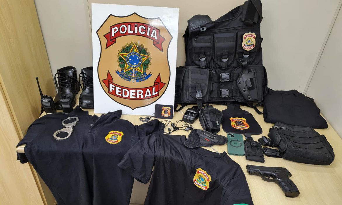 Polícia Federal cumpre mandado e investiga homem que se passava por policial