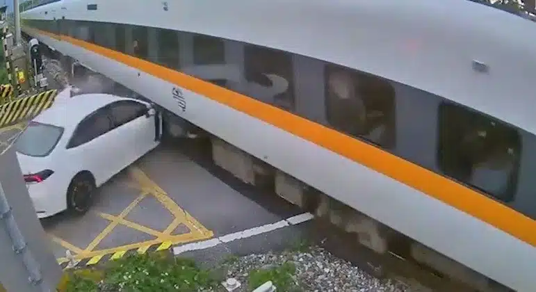 Motorista embriagado colide com trem em Taiwan, veja o vídeo