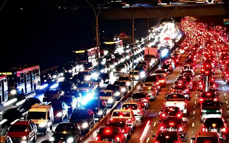 Pesquisa: 36% da população gasta mais de uma hora por dia no trânsito