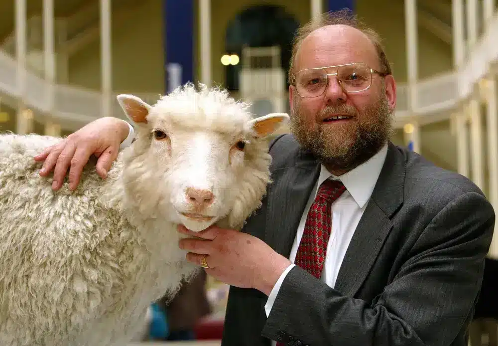 Morre o cientista britânico Ian Wilmut, pioneiro da clonagem e criador da ovelha Dolly