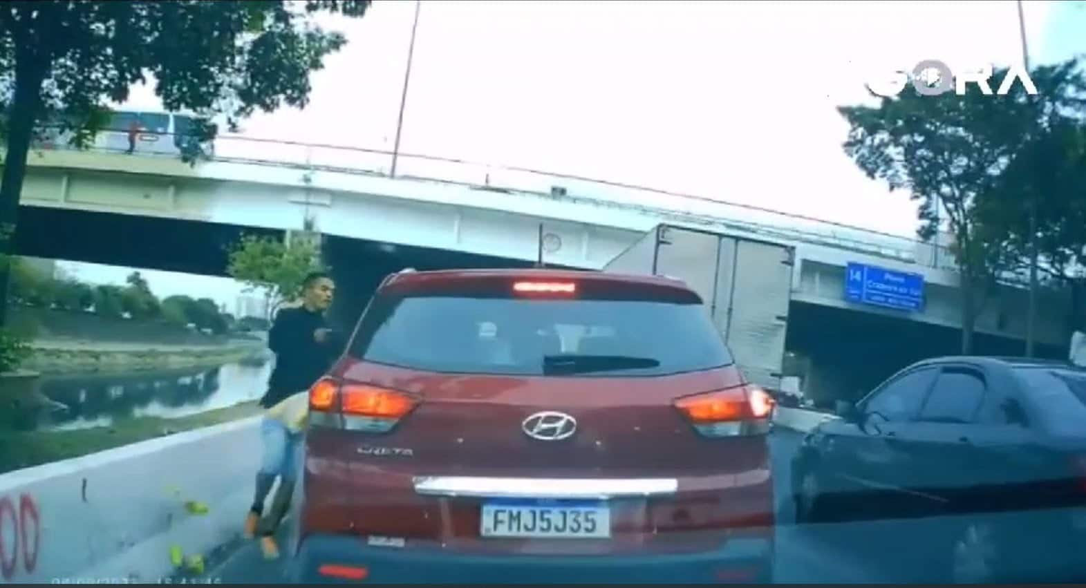 Suspeito é preso após roubar celulares na Marginal Tietê disfarçado de vendedor de salgadinhos