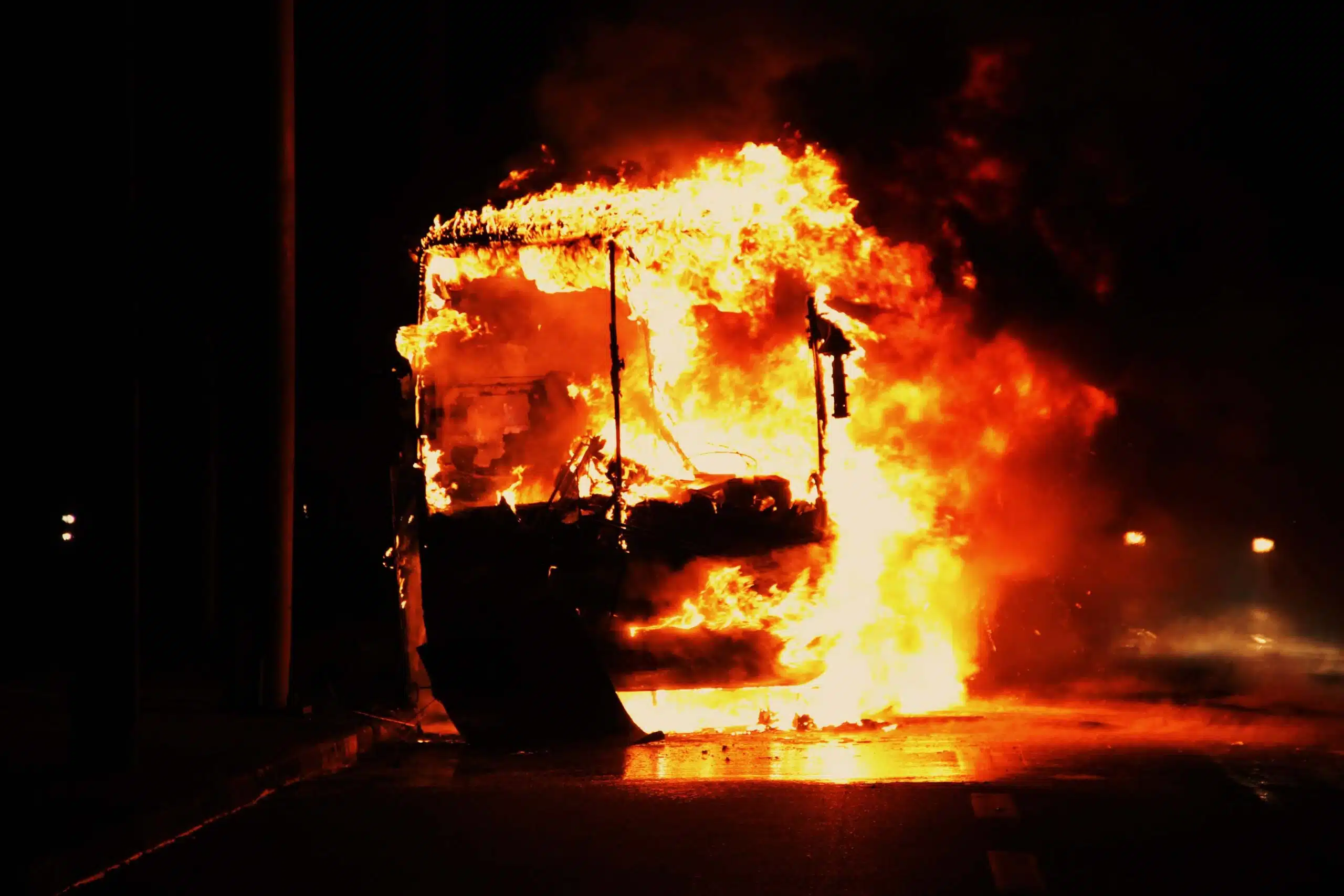 29 ônibus são incendiados por criminosos na Zona Oeste do Rio de Janeiro
