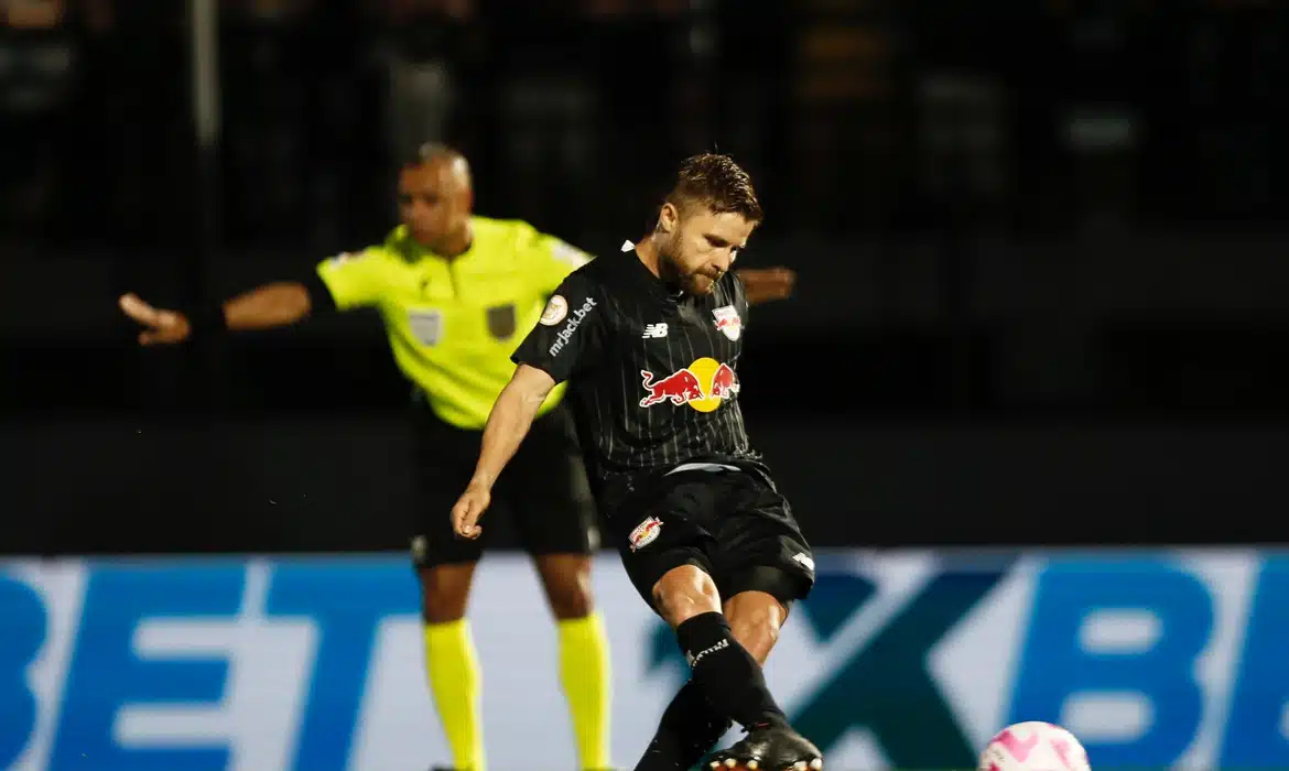 Bragantino vence o Fluminense e assume a vice-liderança do Brasileirão; Flamengo derrota o Vasco no clássico