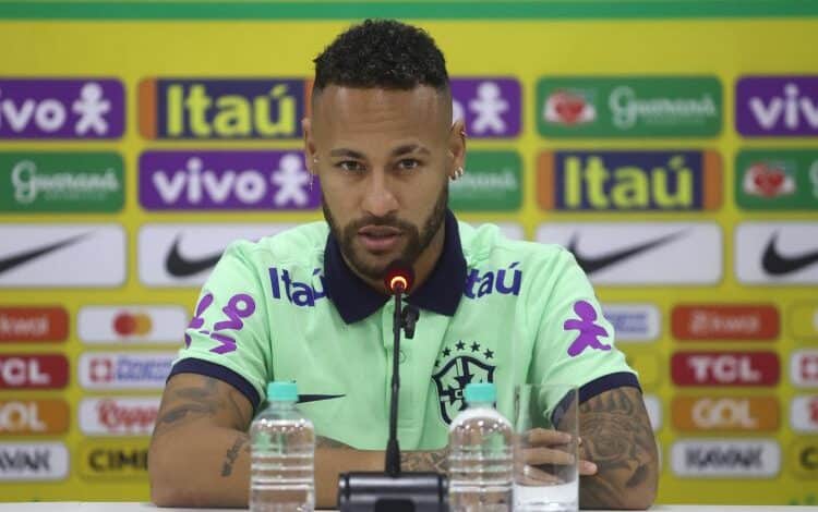 Neymar passa por cirurgia após lesão no joelho: Atacante enfrenta período de recuperação