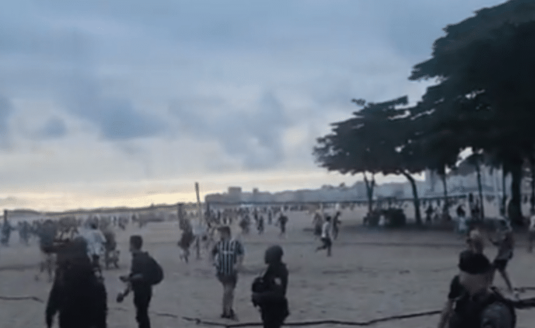 Vídeo: Torcedores do Fluminense e do Boca Juniors entram em confronto na praia de Copacabana no Rio