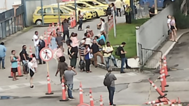 Passageiros aguardam afastados da área de embarque