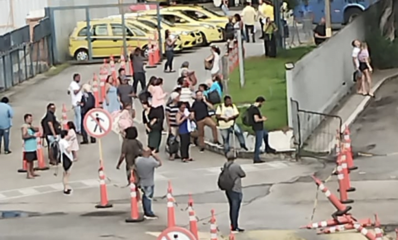 Passageiros aguardam afastados da área de embarque