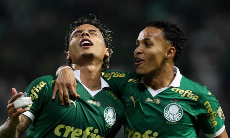 Com gol de Vitor Roque aos 49 do segundo tempo, Verdão supera o Tricolor na Arena Barueri e lidera isolado o Campeonato Brasileiro