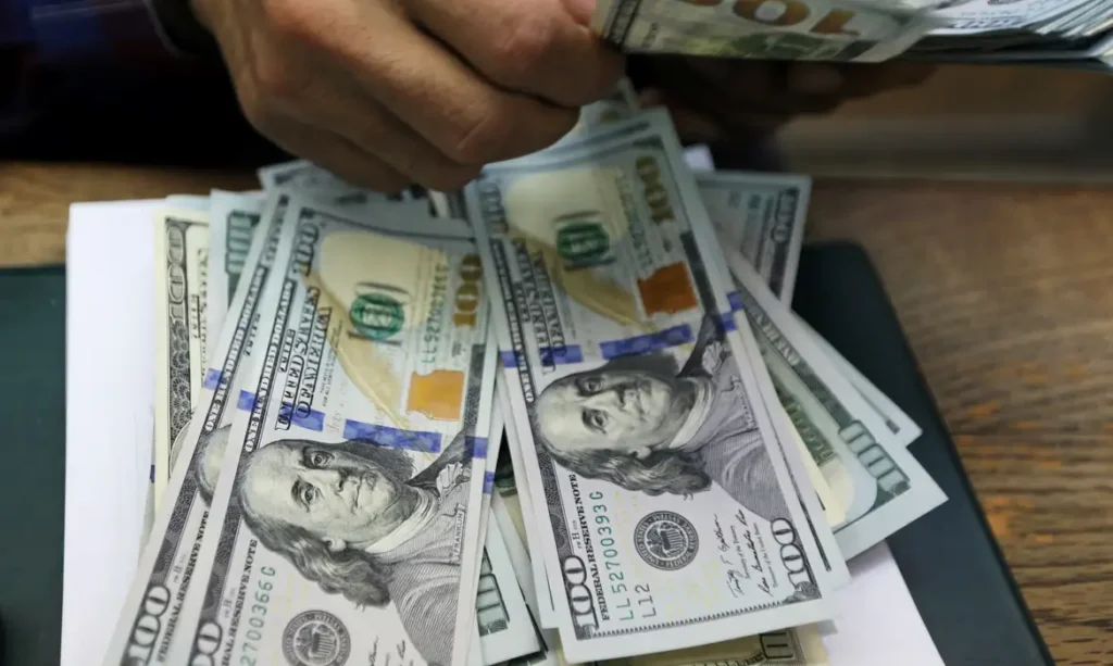 Dólar atinge R$ 6,08 após oscilar durante o dia