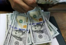 Dólar atinge R$ 6,08 após oscilar durante o dia