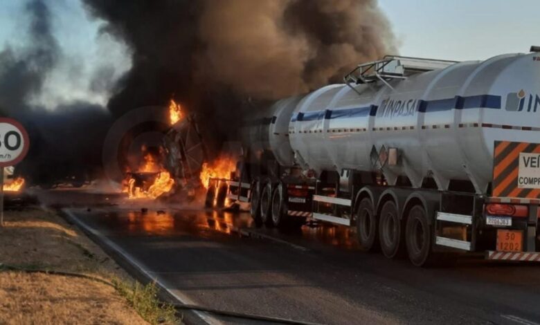 Acidente entre duas carretas e um ônibus deixa cinco pessoas mortas no Mato Grosso